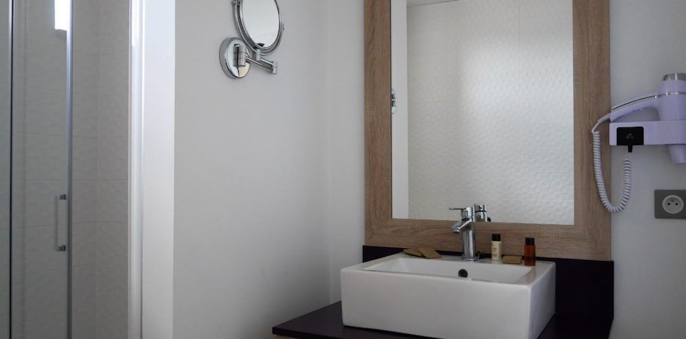 Adonis Brive Grand Hotel 32/33