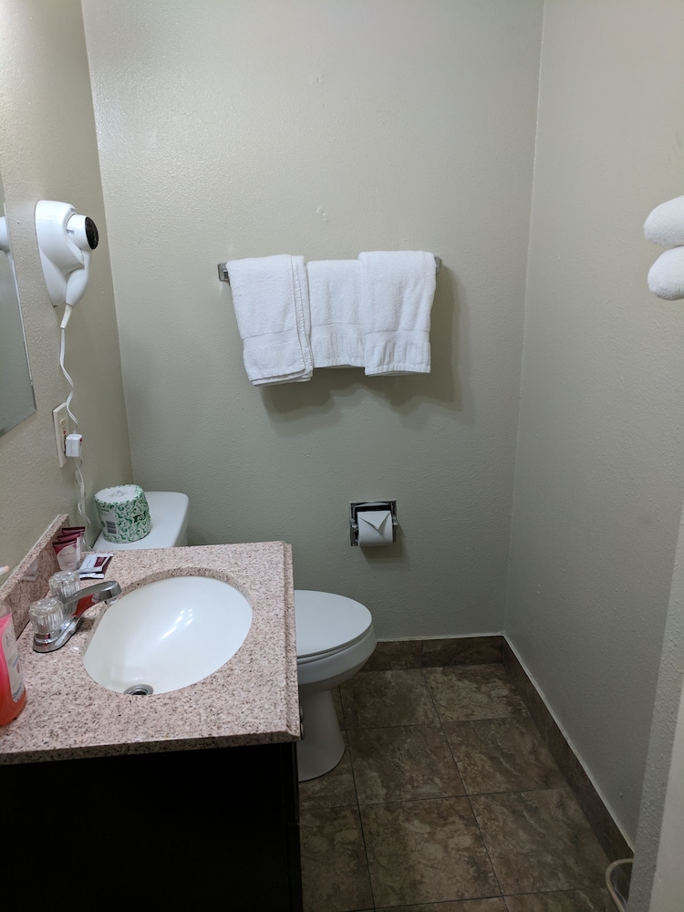 La Hacienda Motel 34/65