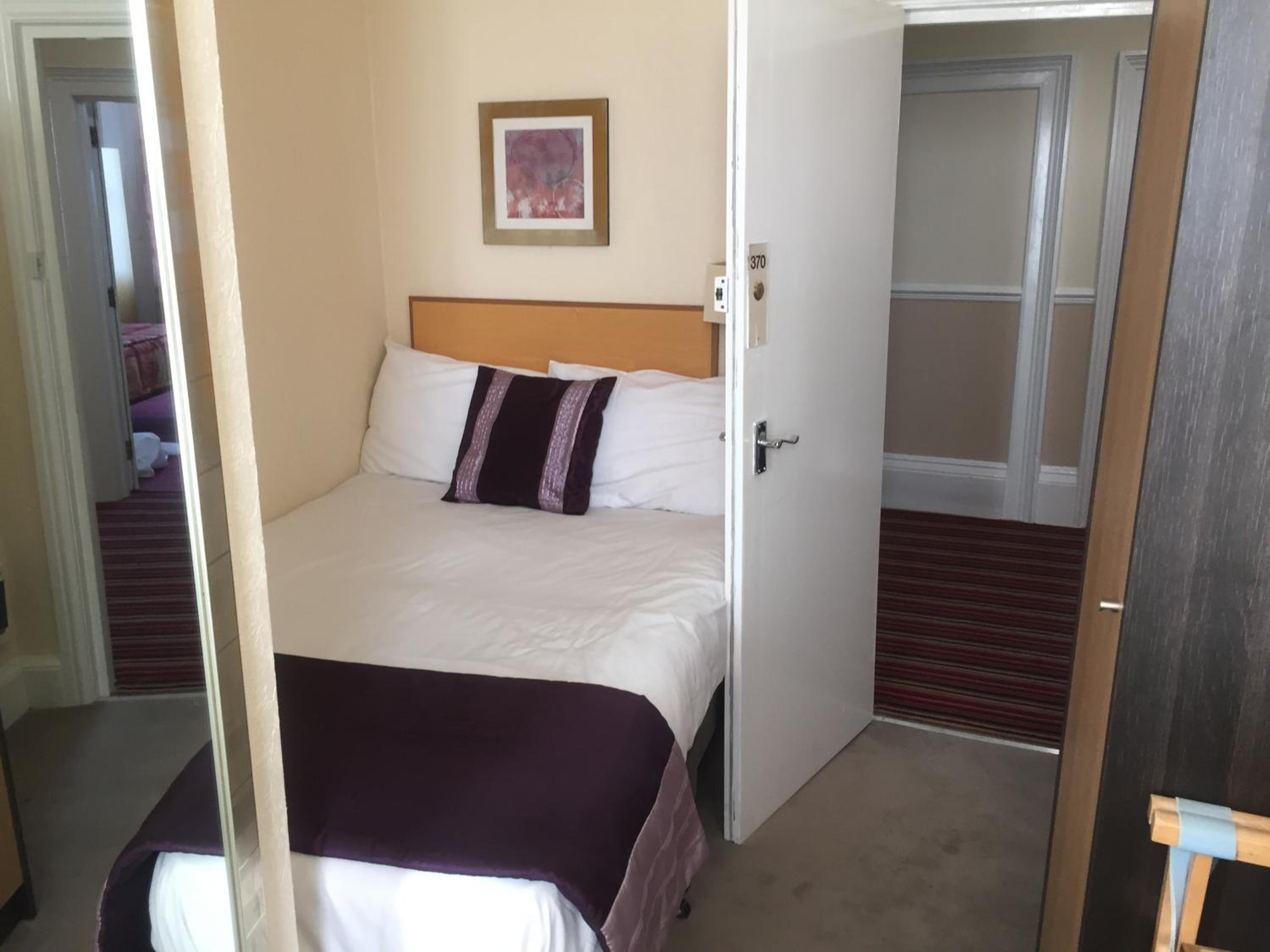 ROOM, SINGLE