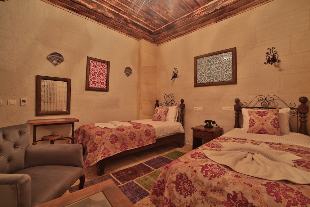 Caravanserai Inn Hotel 8/50