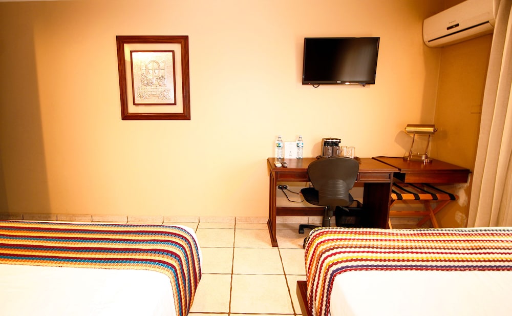 La Riviera Hotel Bed And Breakfast 38/50