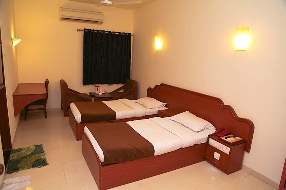 Oyo 2351 Hotel Golden Plaza 15/24