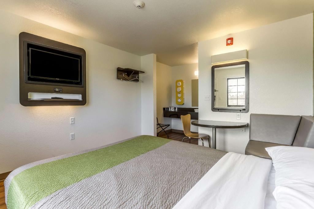 ROOM, QUEEN BED