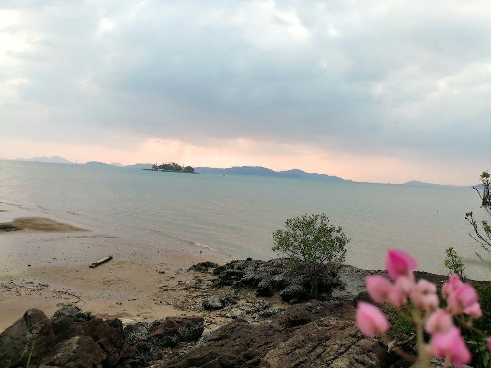 Jansom Beach Resort 66/67