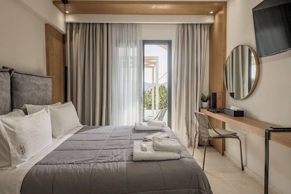 SUPERIOR, DOUBLE BED, JETTED TUB