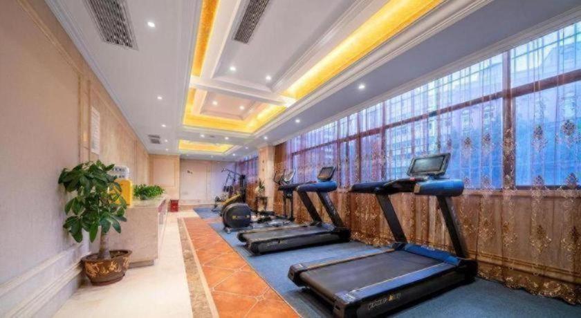 Vienna Hotel (Chongqing Shiqiaopu Metro Station) 37/58