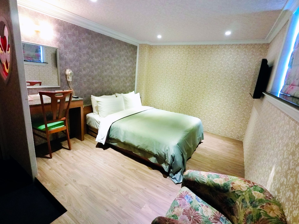 Nice Hotel 8/31