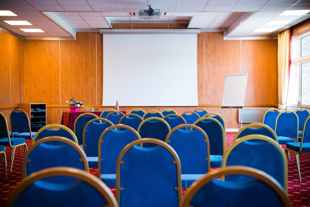 BRIT HOTEL NANTES VIGNEUX – L’ATLANTEL 35/49