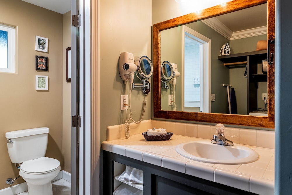 Cambria Pines Lodge 40/41