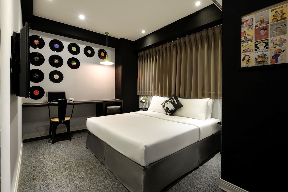 ROOM, DOUBLE BED