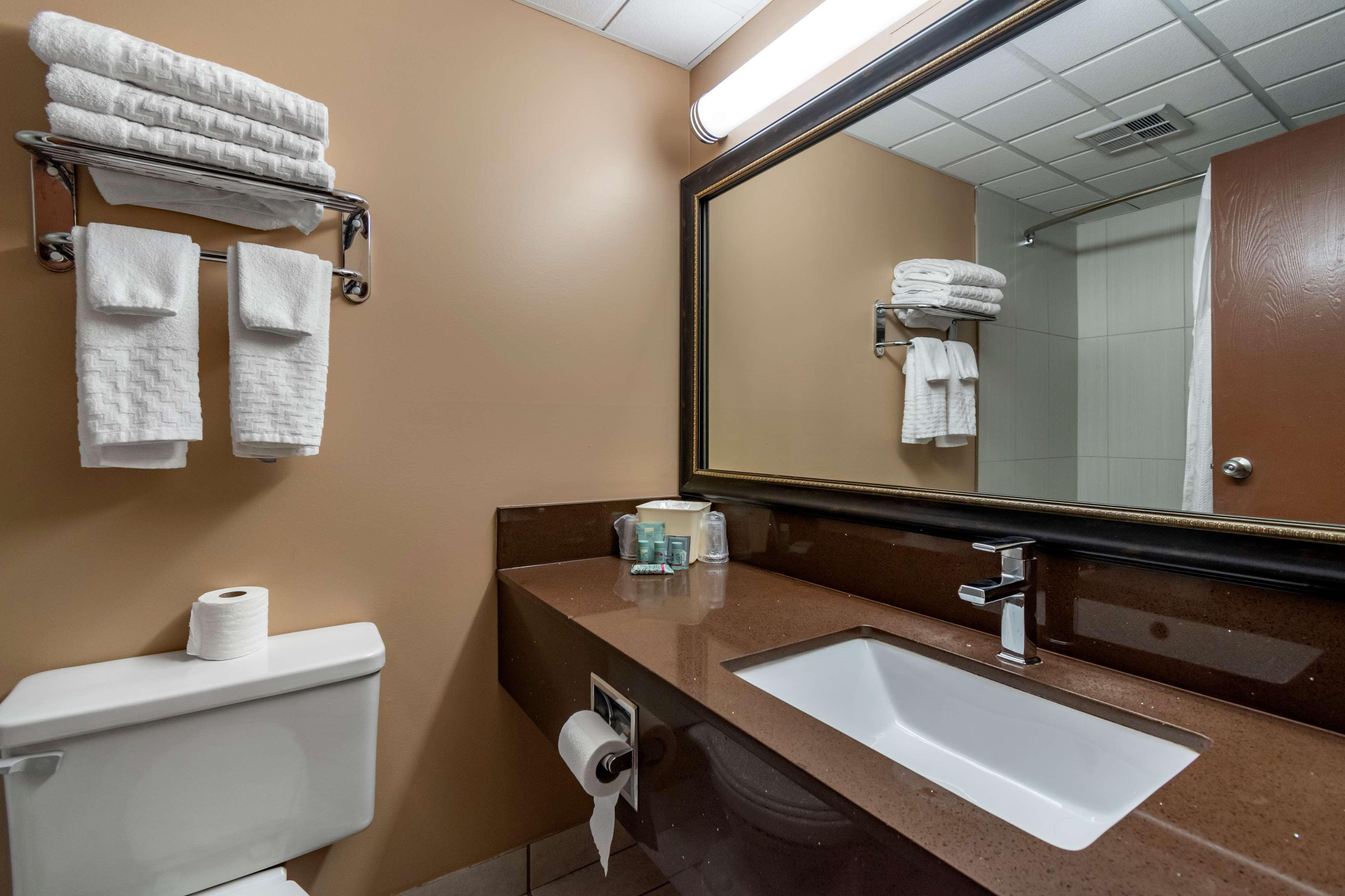 جناح بسرير كينج بغرفتين مع أريكة بمطبخ صغير، Best Western Marquis Inn and Suites 3/3