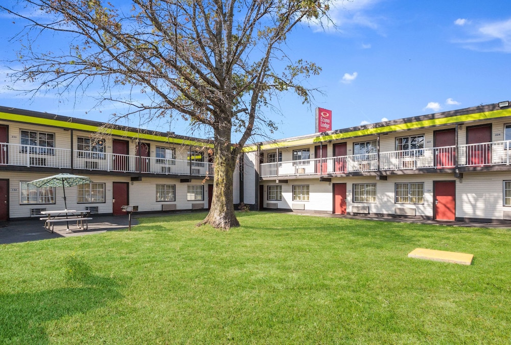 Econo Lodge Inn and Suites Terre Haute IN thumb 3