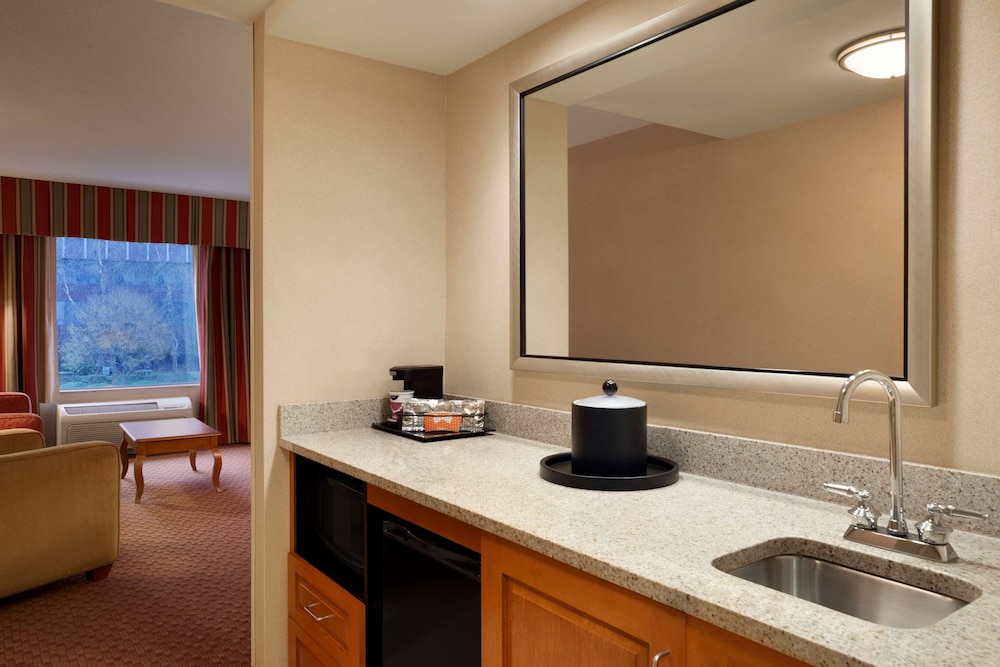 Hampton Inn and Suites Hartford/East Hartford 24/50