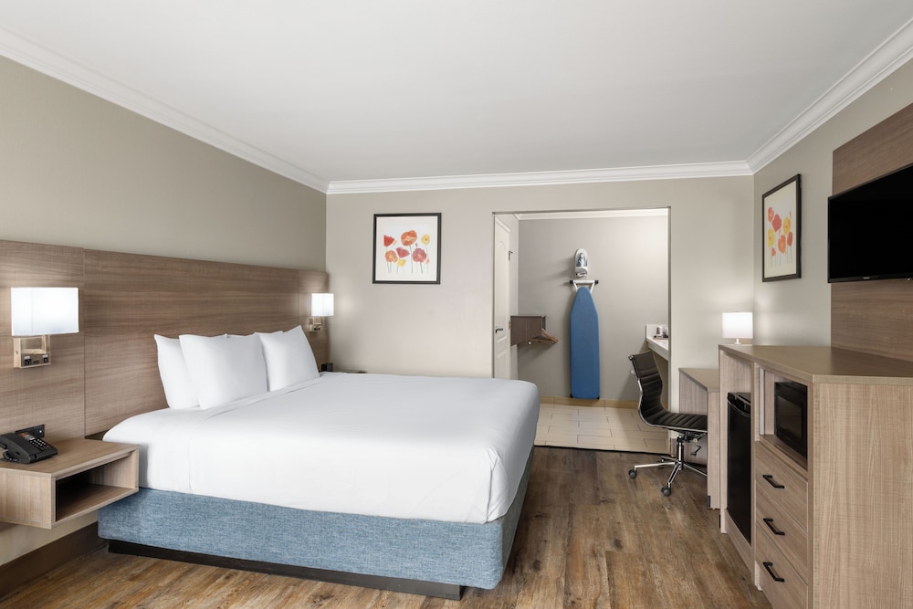 Solara Inn and Suites 12/33