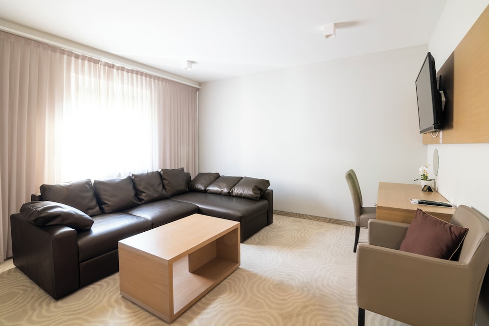 Royal Airport Hotel 46/69