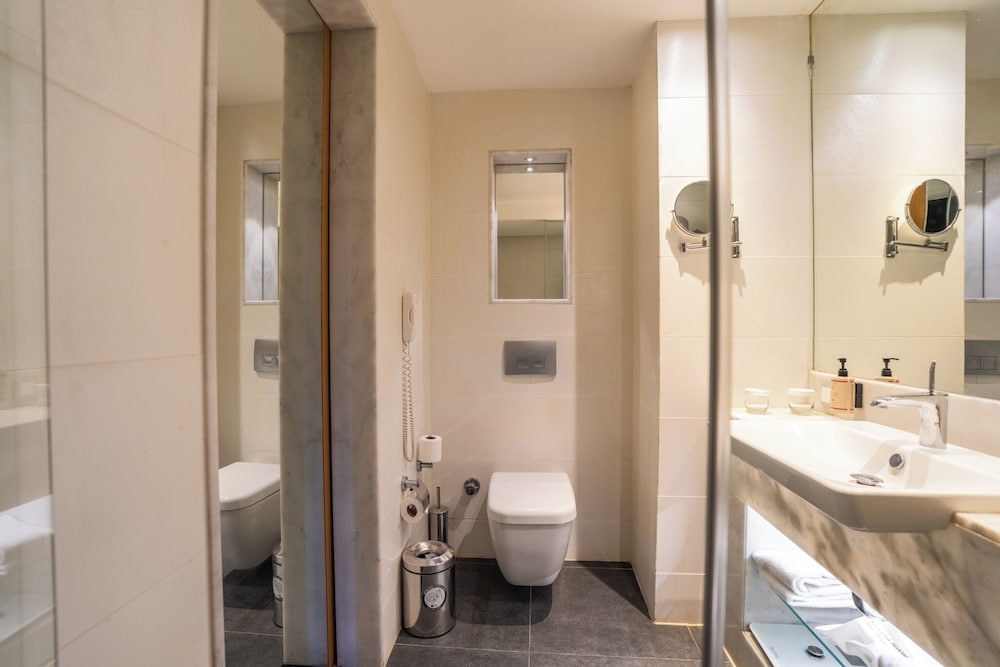 Casual, Double and Twin Beds, City View