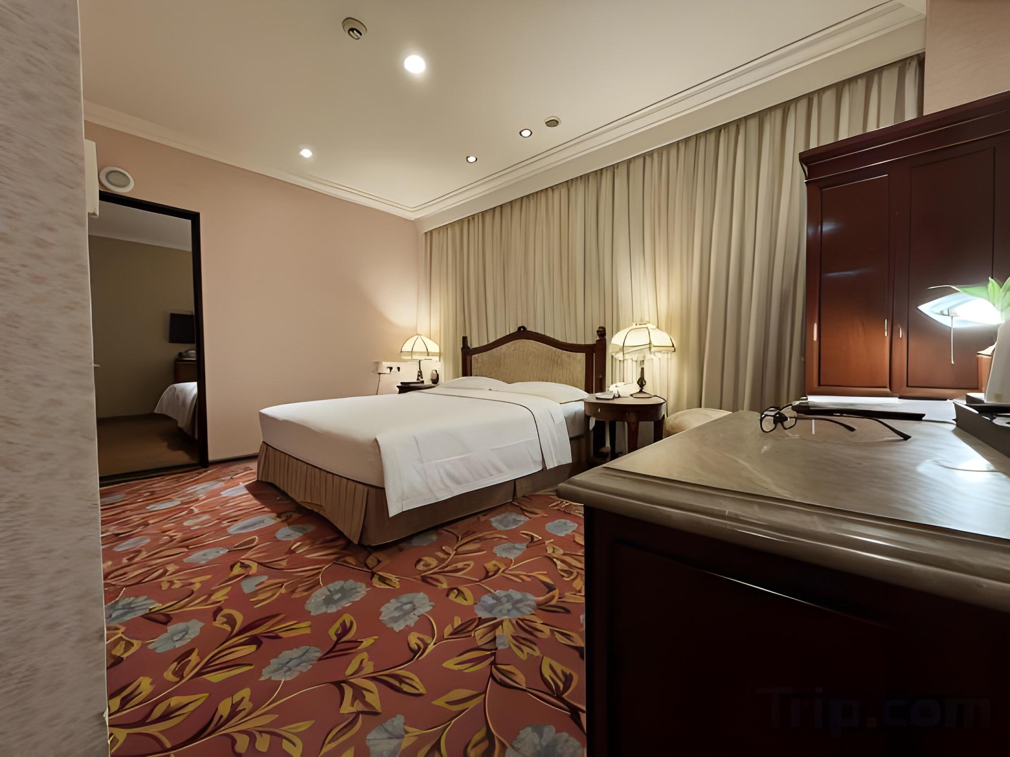 Connecting, Quadruple, Double Bed, No Window, Classic Building