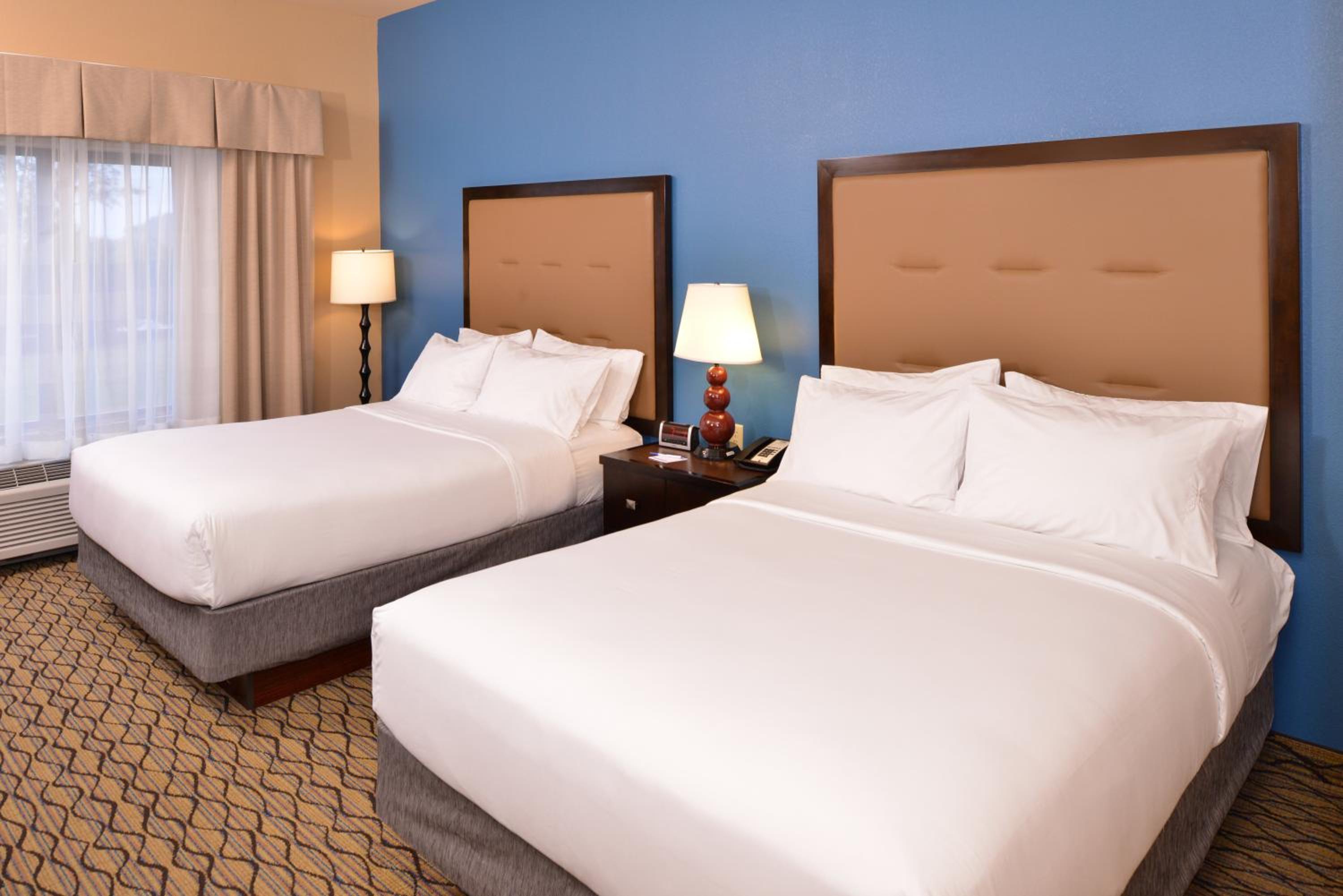 Standard, 2 Queen Beds, Bathtub, Accessible