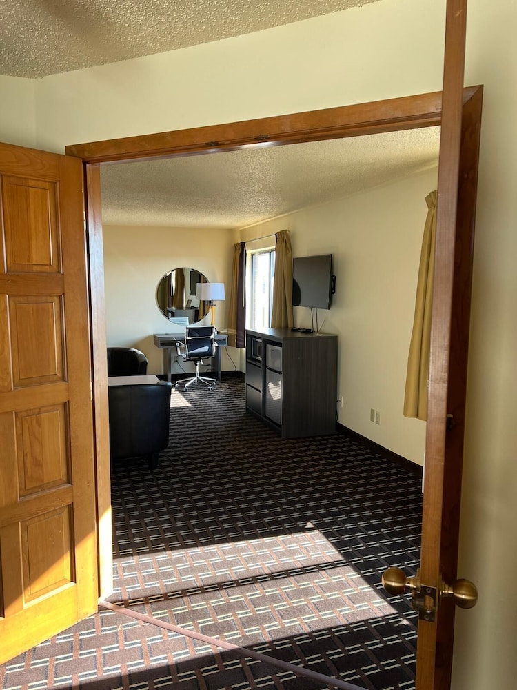 Super 8 by Wyndham Watertown WI 39/49