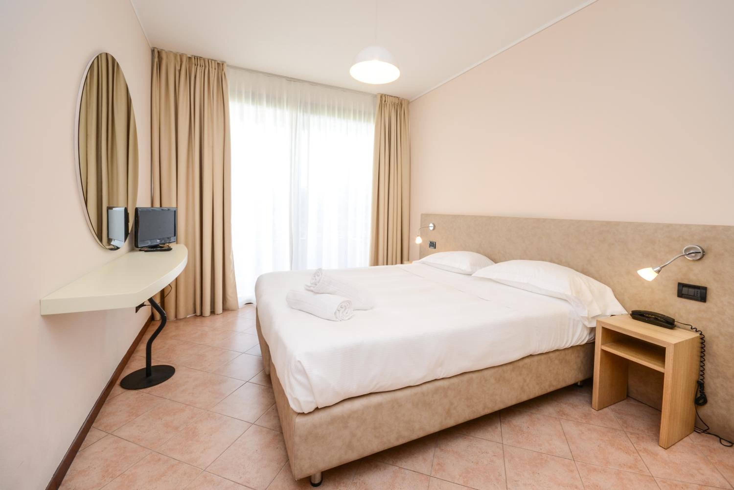 Studio, Queen Bed, Garden View