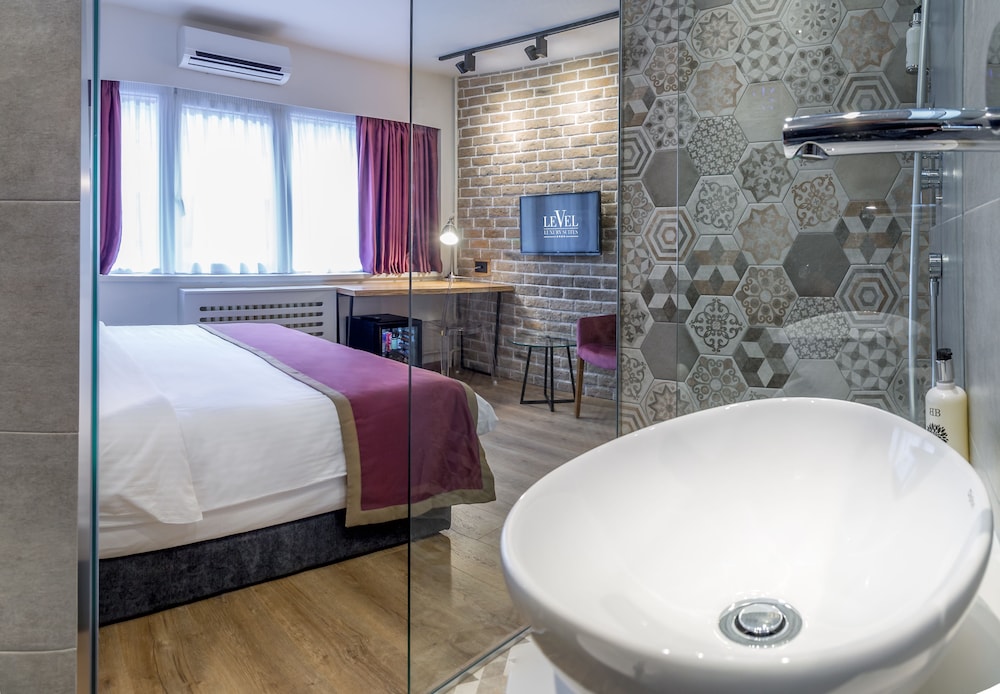 Level Luxury Suites 25/55