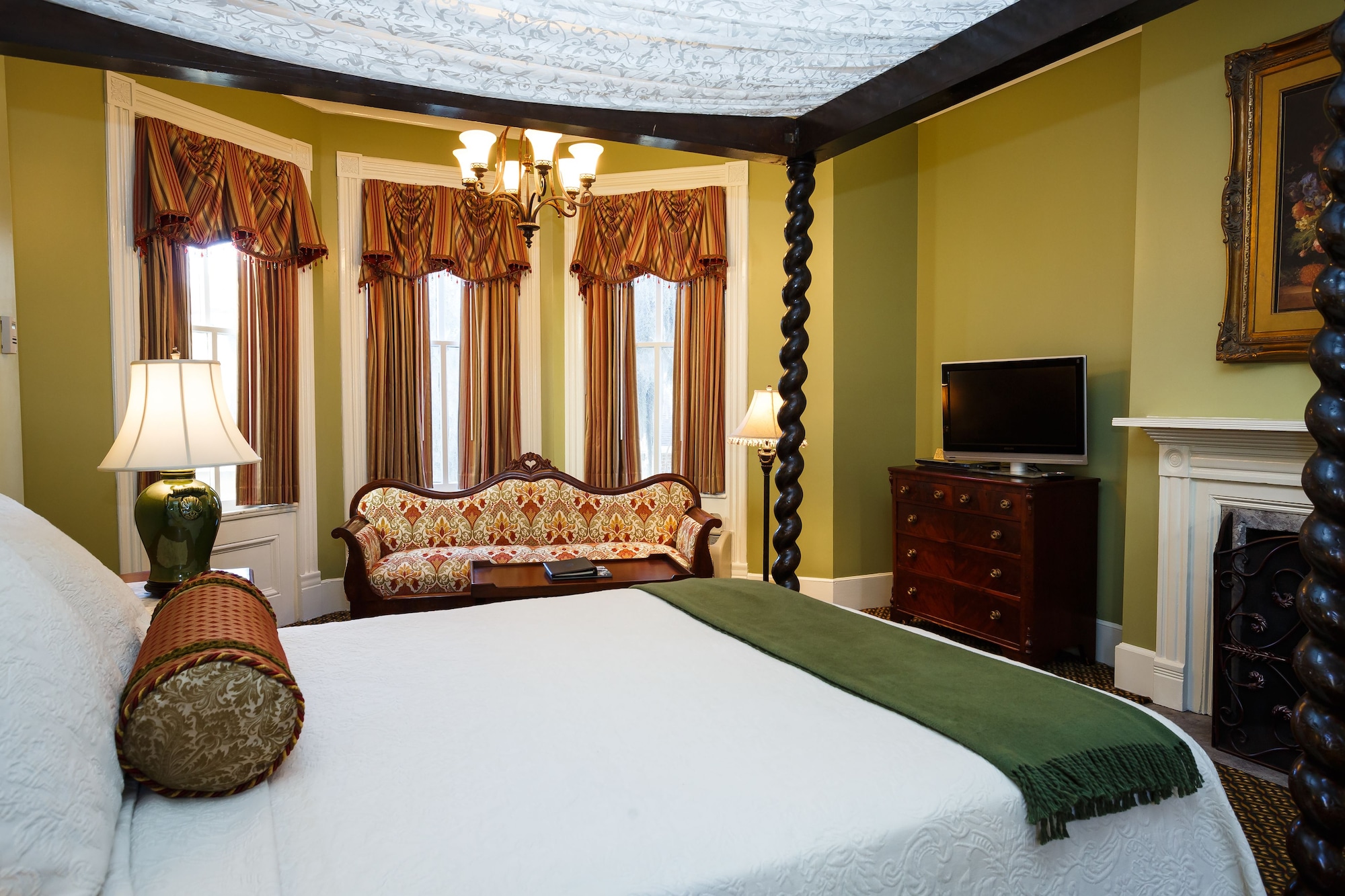 LUXURY, QUEEN BED, MAIN HOUSE