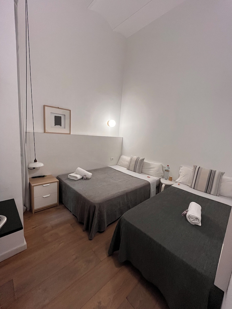 INTERIOR, ECONOMY, TRIPLE, MULTIPLE BEDS, NO VIEW, PRIVATE BATHROOM