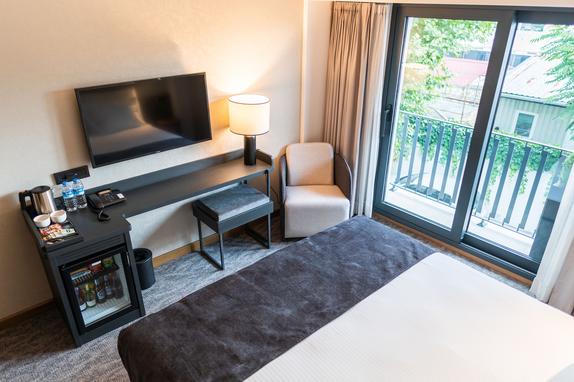 STANDARD, DOUBLE OR TWIN BED, PARTIAL SEA VIEW