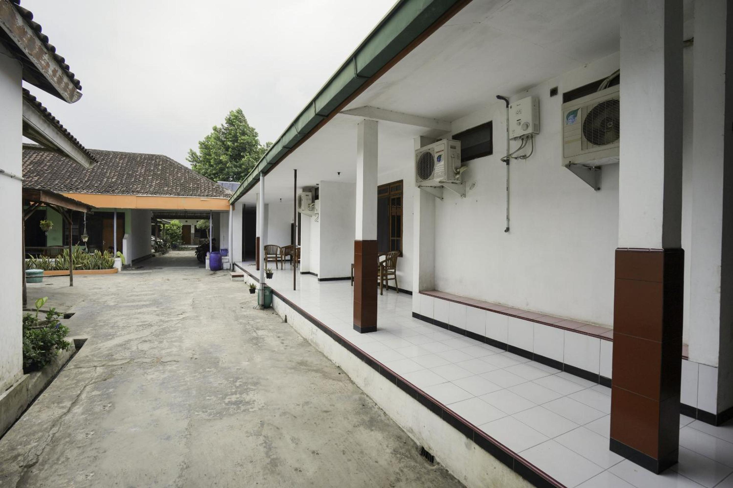 OYO 1999 Hotel Tentrem Syariah 26/33