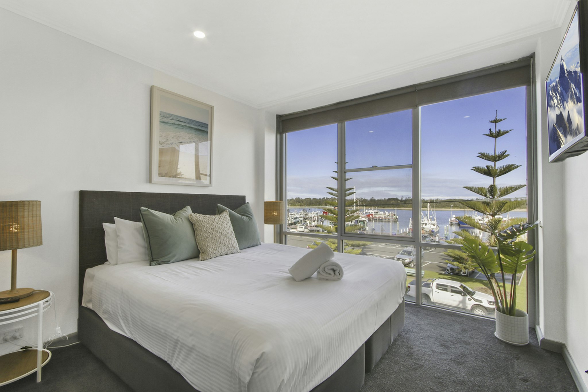 3 Bedrooms, Apartment, Water View