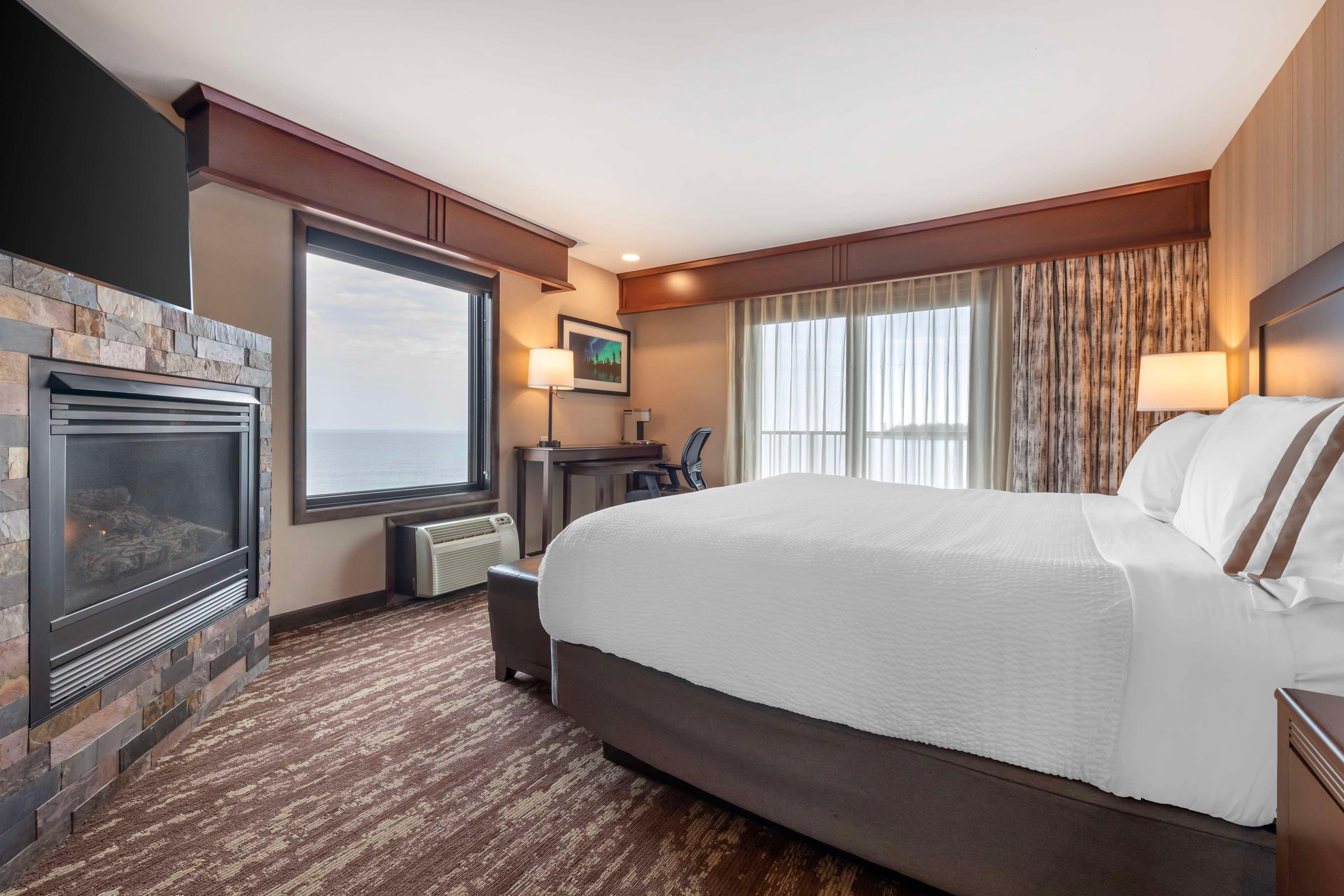 Room, King Bed, Lake Front, Balcony