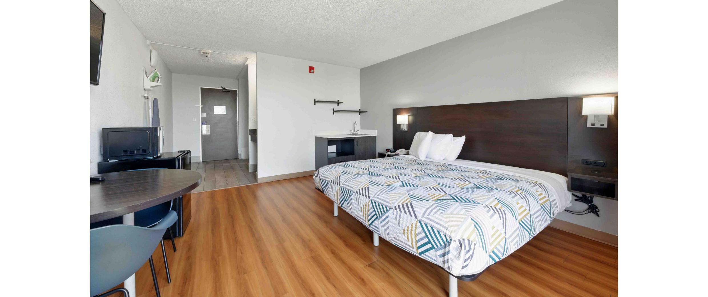 1 King Bed - Mobility Accessible Tub, Nsmk