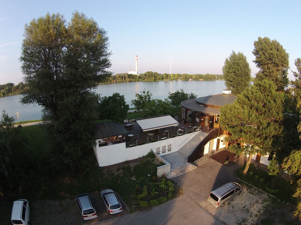 River Lodge 30/35