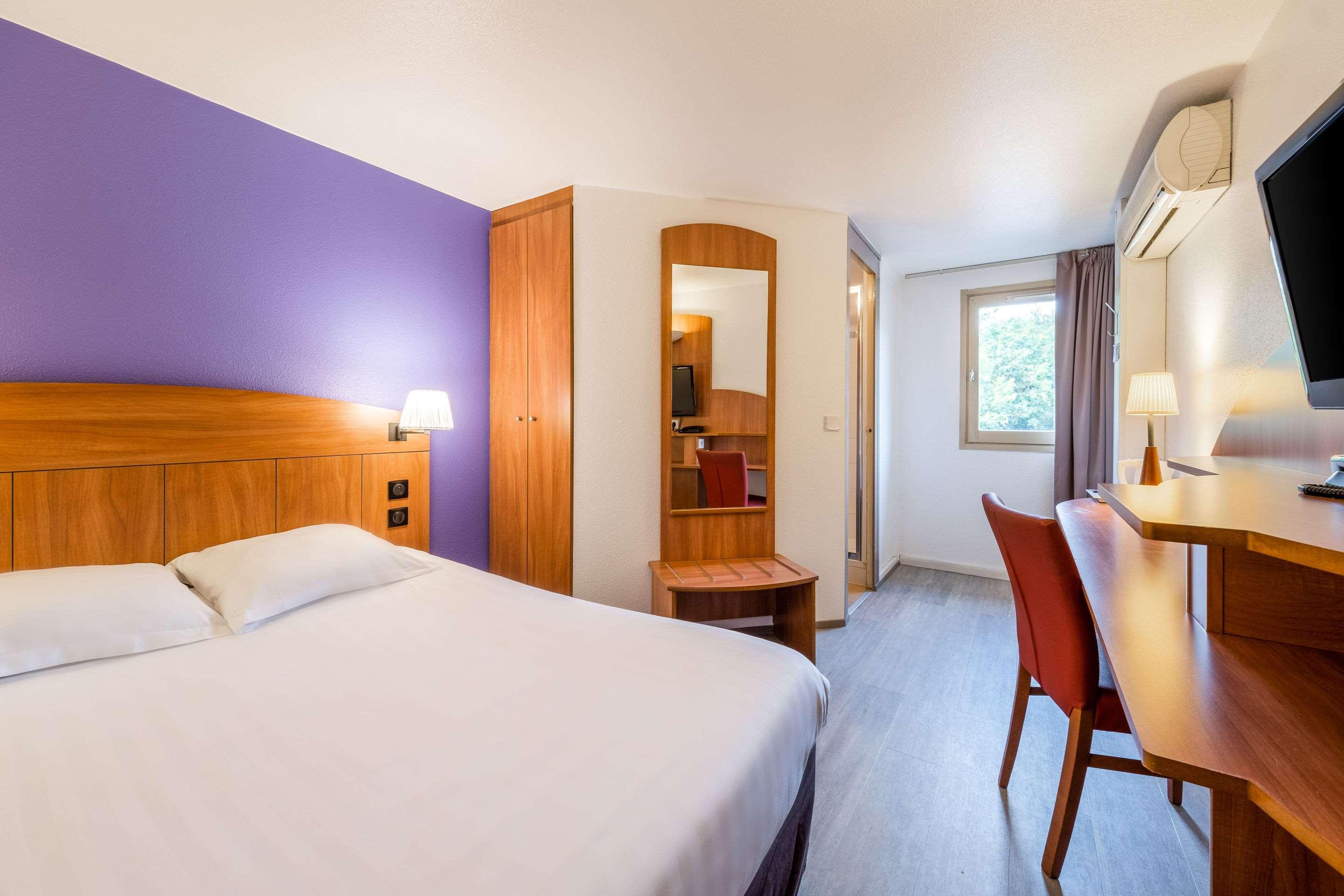 ROOM, DOUBLE BED