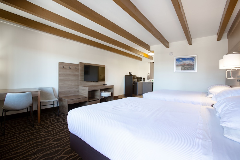 SEDONA, 2 QUEEN BEDS, KITCHENETTE