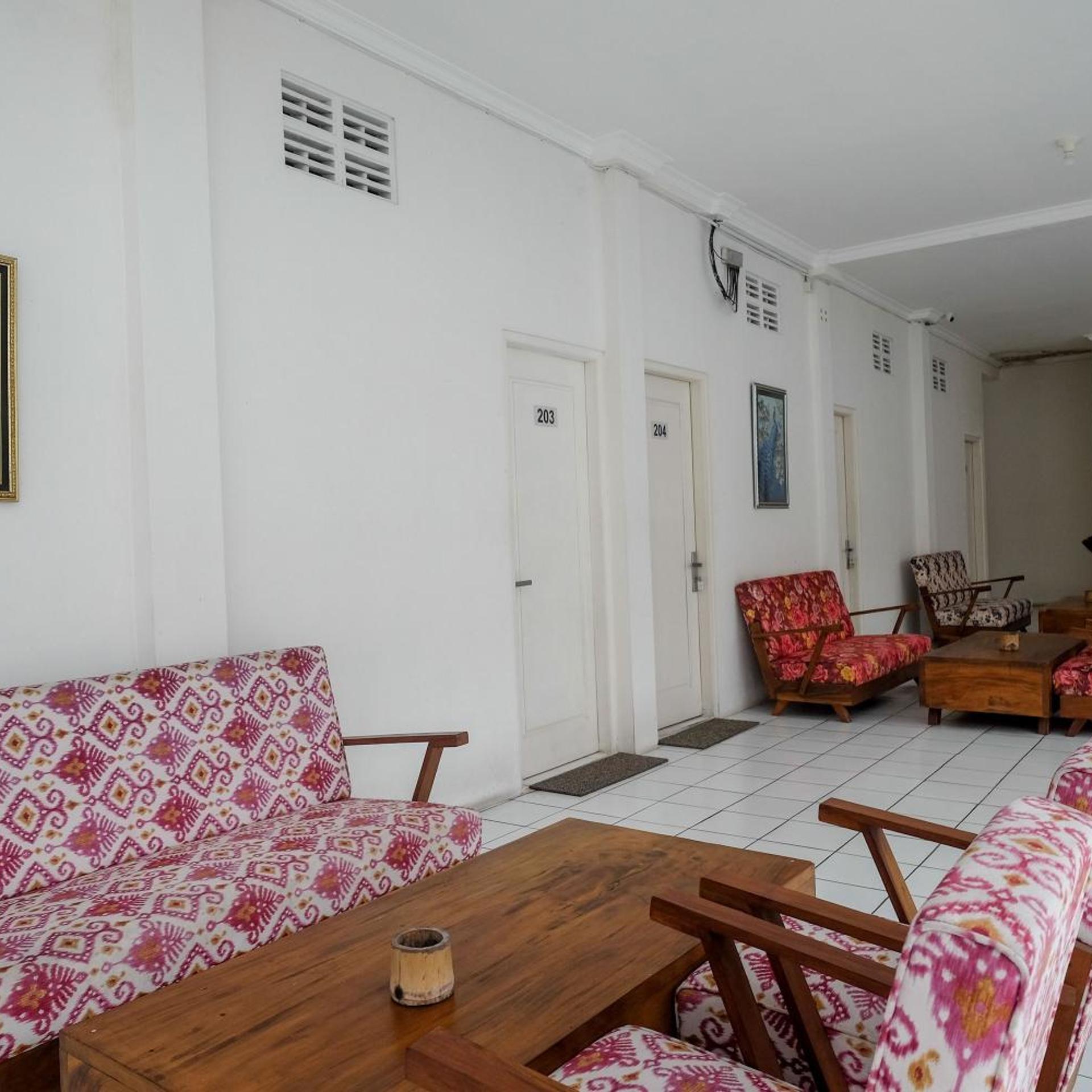 RedDoorz Plus near UMS Solo 42/50