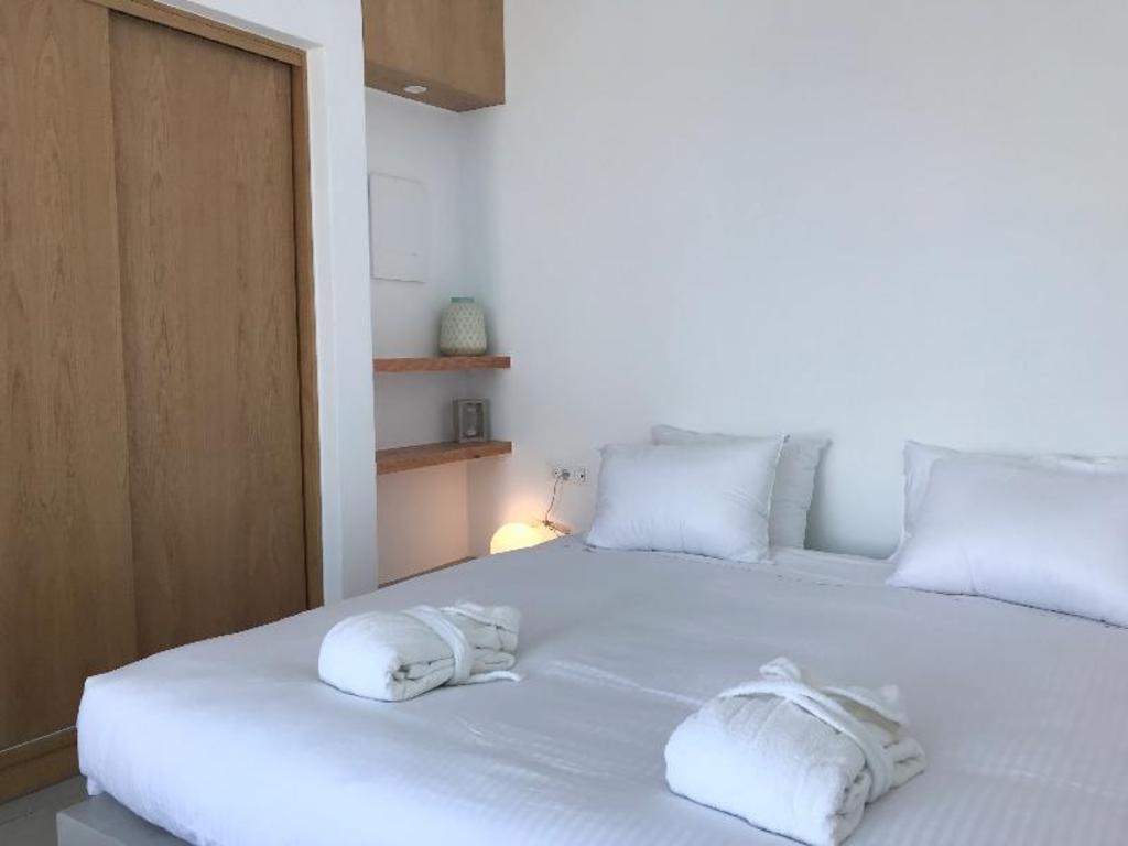 Suite, Queen Bed, Caldera View, Pool Side