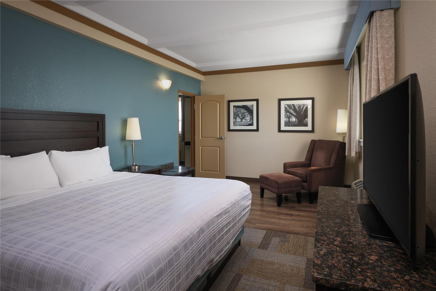 Suite, King Bed, Mountain View, River View, Sofa