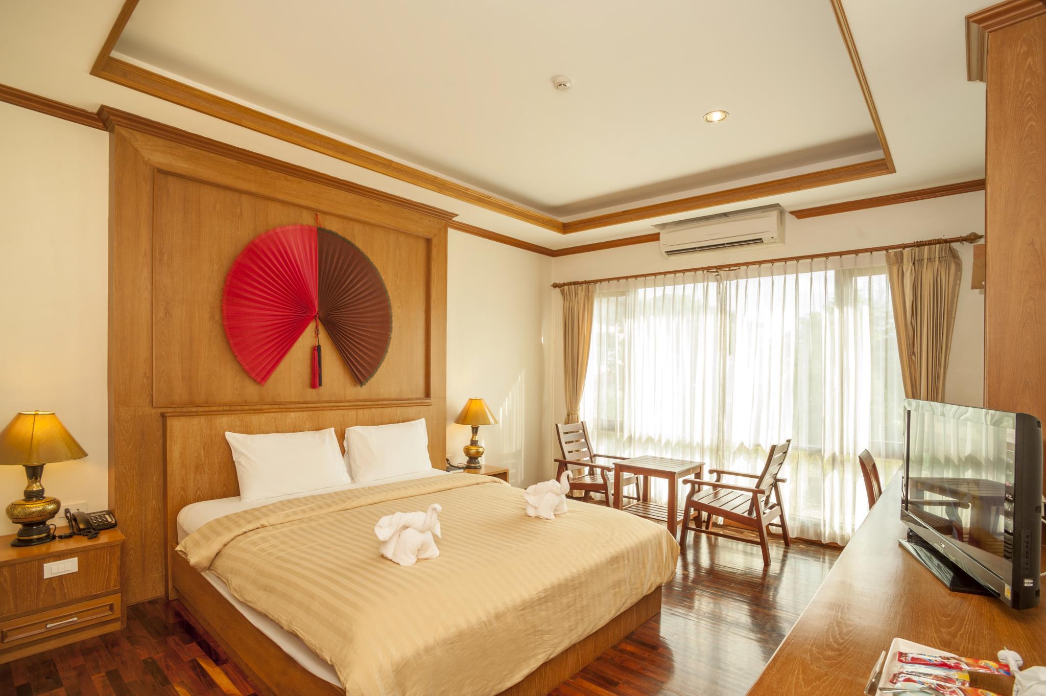 Room, Queen Bed, Waterfall View