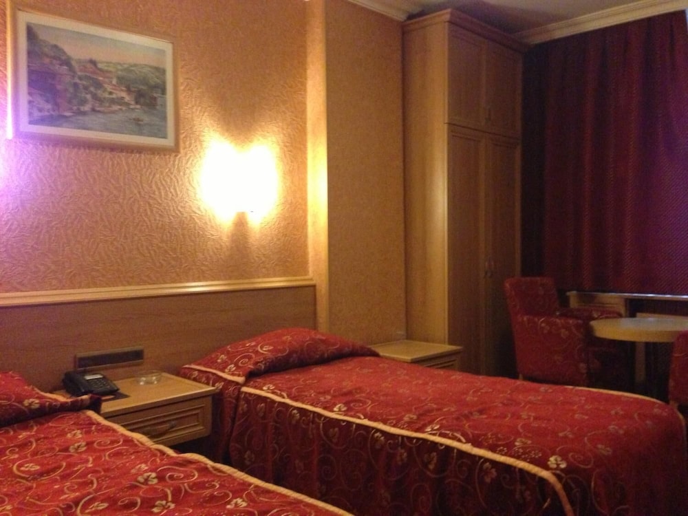 Bristol Hotel 23/50