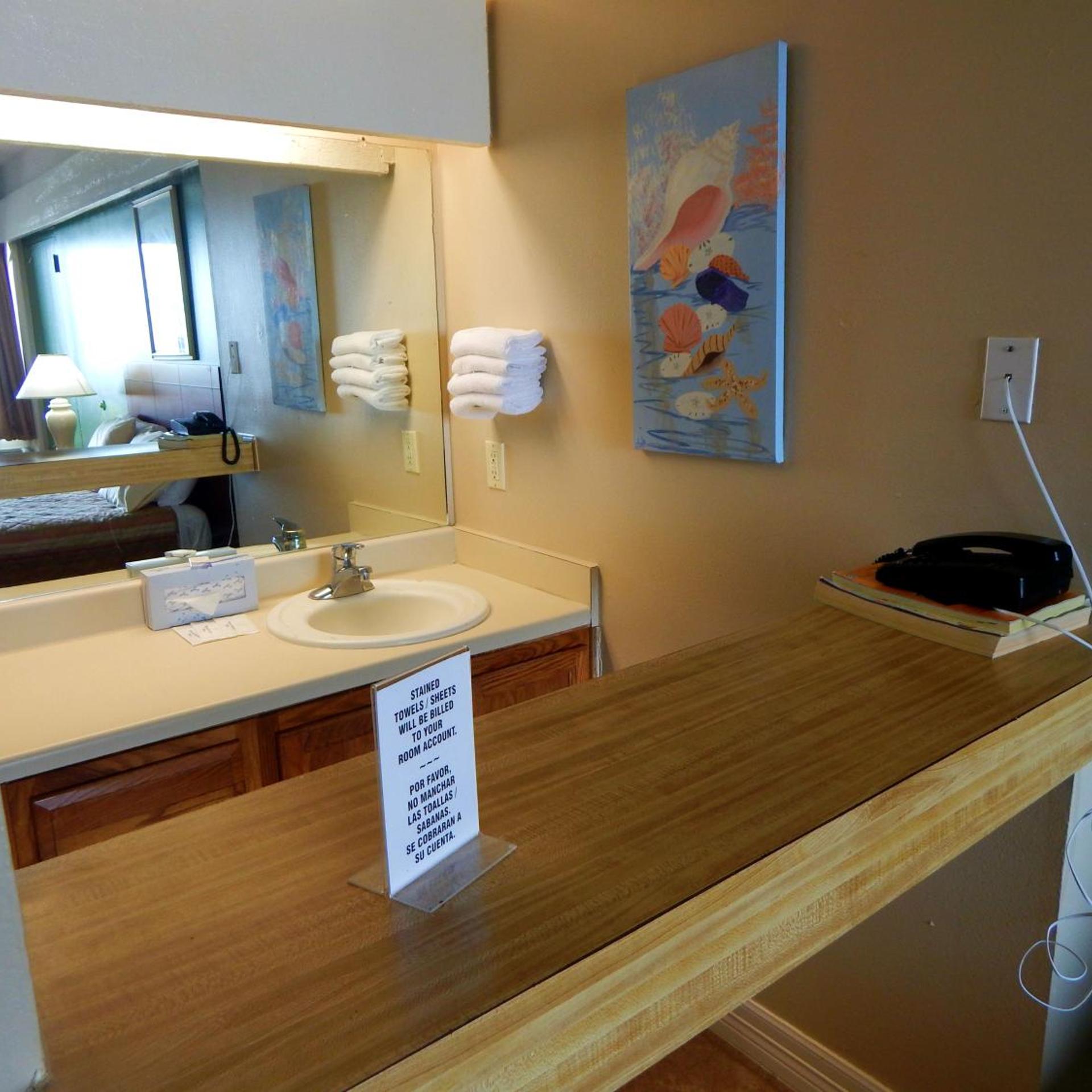 Standard, Queen Bed, Partial Ocean View, North Wing، Padre South Hotel On The Beach 8/8