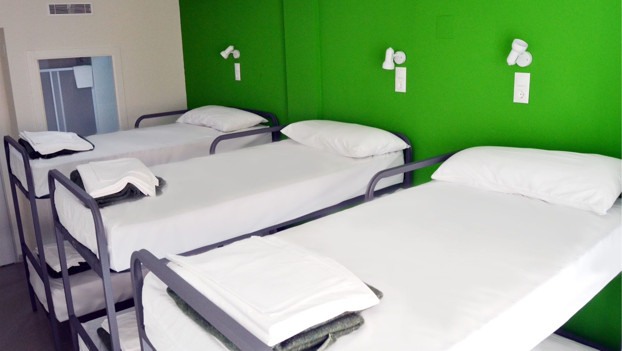 FEMALE DORM, FEMALE ONLY, 6 BEDS, PRIVATE BATHROOM