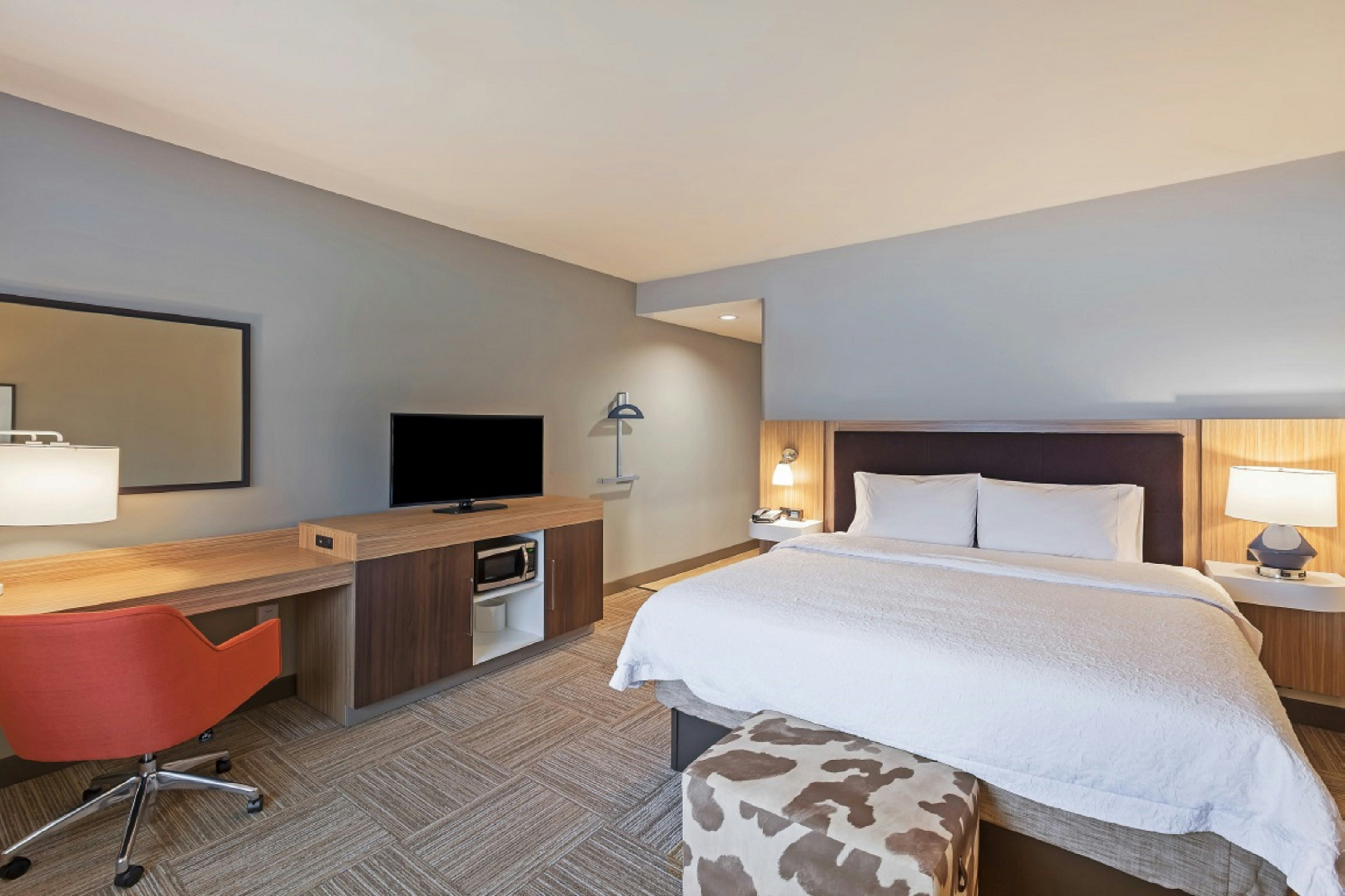 ROOM, KING BED, POOL VIEW