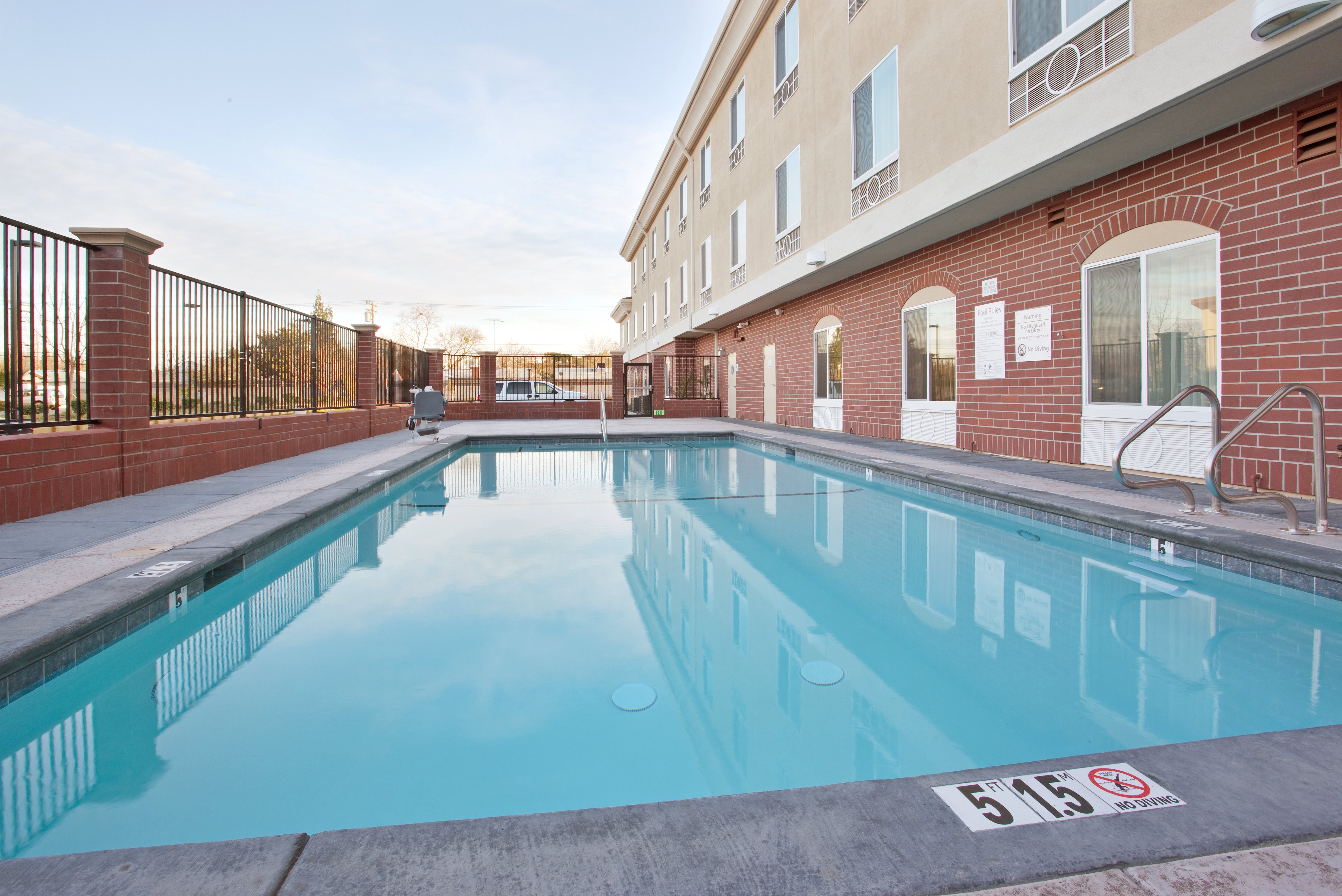 Holiday Inn Express Hotel Suites Sacramento Ne C 46/75
