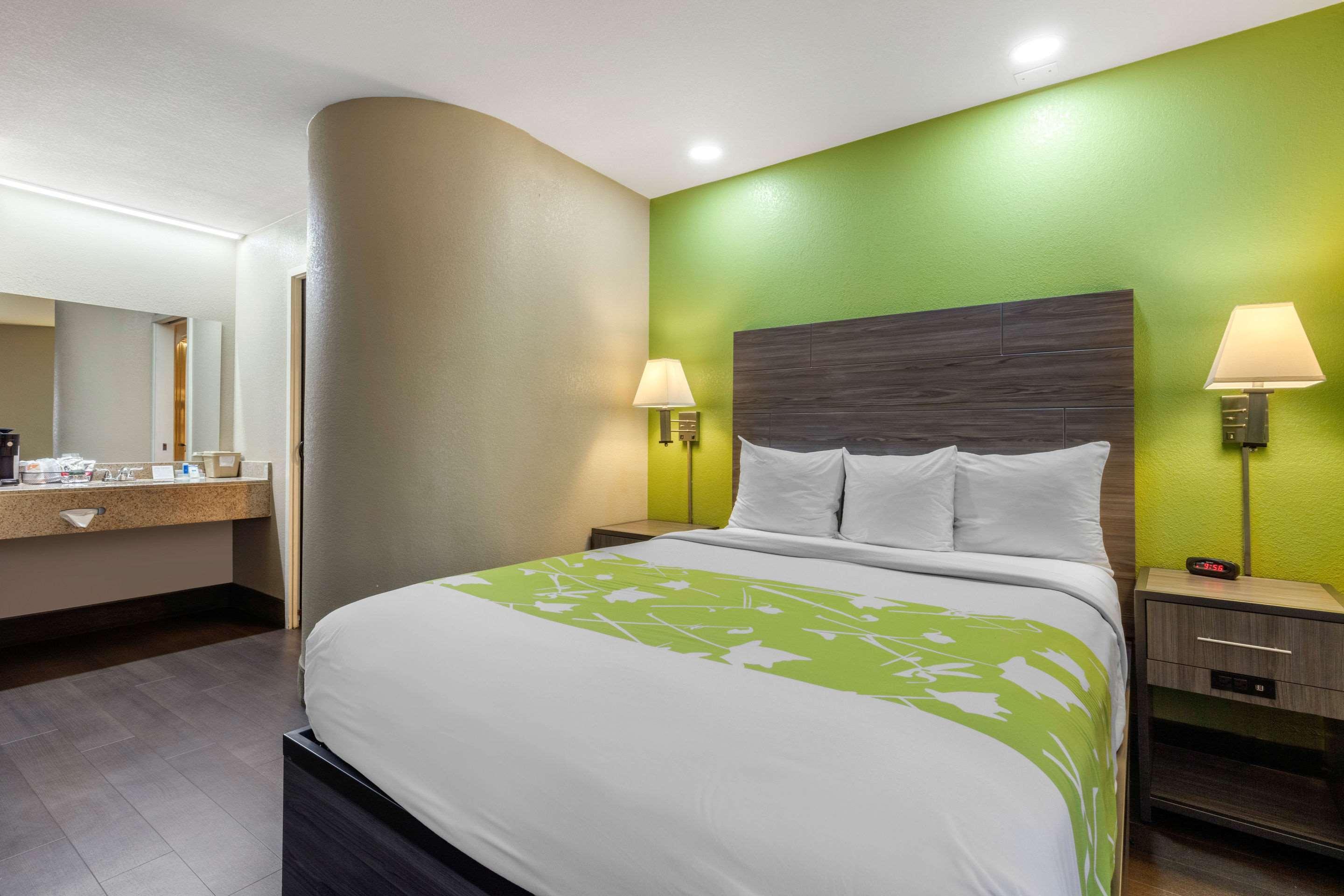 ROOM, QUEEN BED