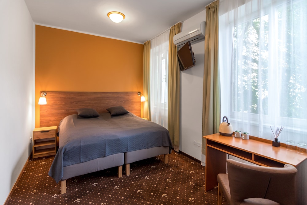 Standard, Queen Bed