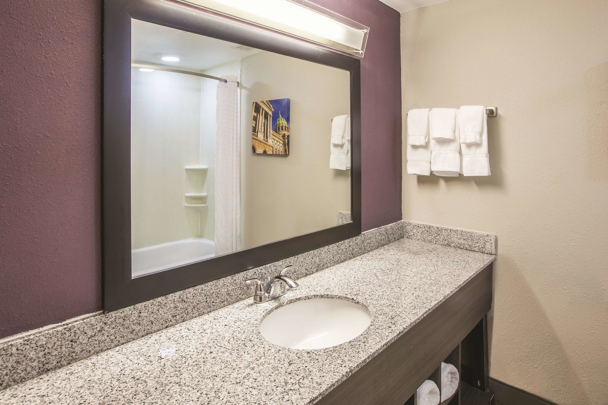 غرفة بسرير كينج، La Quinta Inn & Suites by Wyndham Mechanicsburg - Harrisburg 2/2