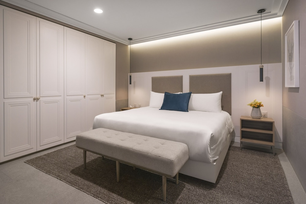DESIGN, SUITE, KING BED, SOFA, KITCHEN