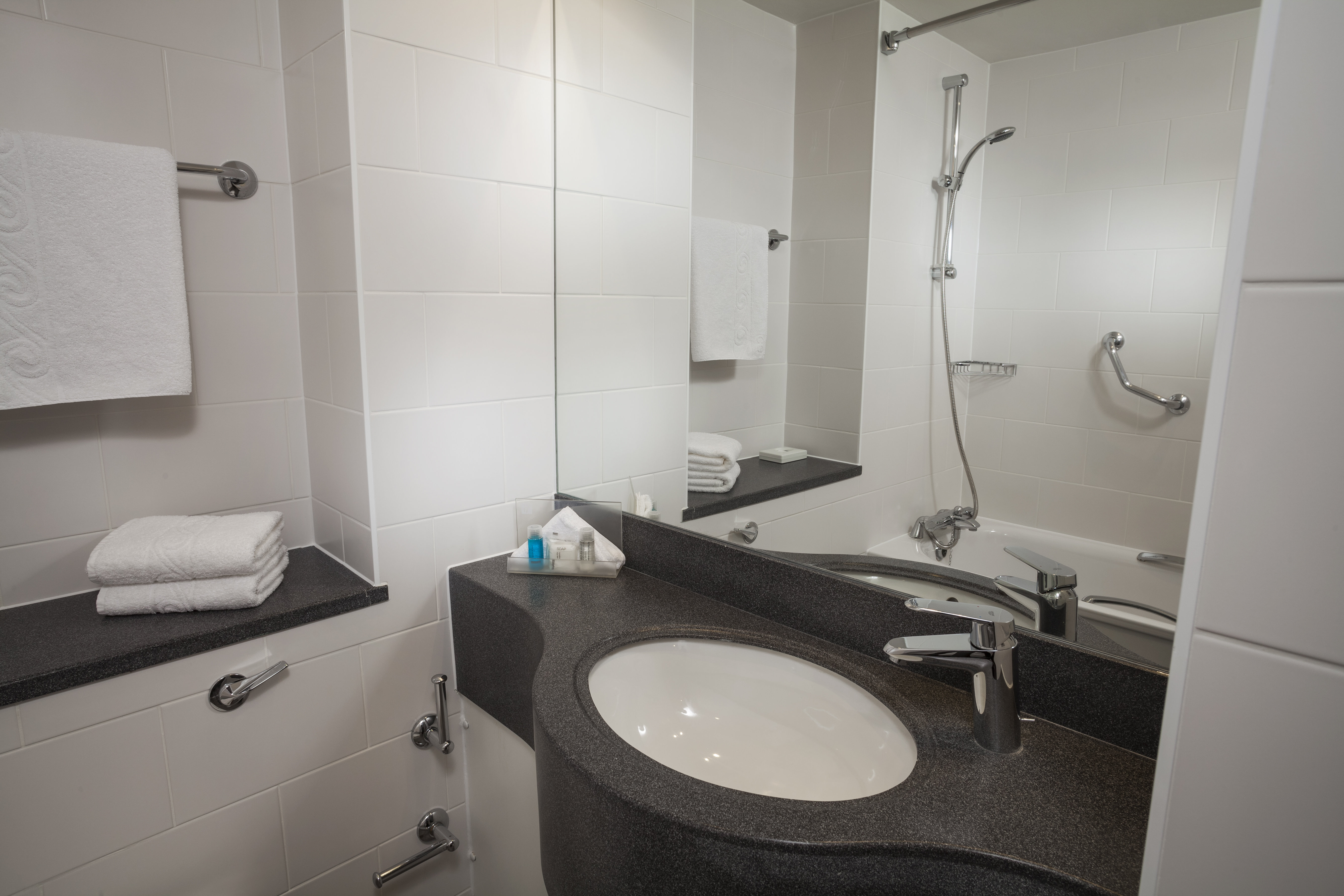 HOLIDAY INN LONDON HEATHROW M4J4 61/62