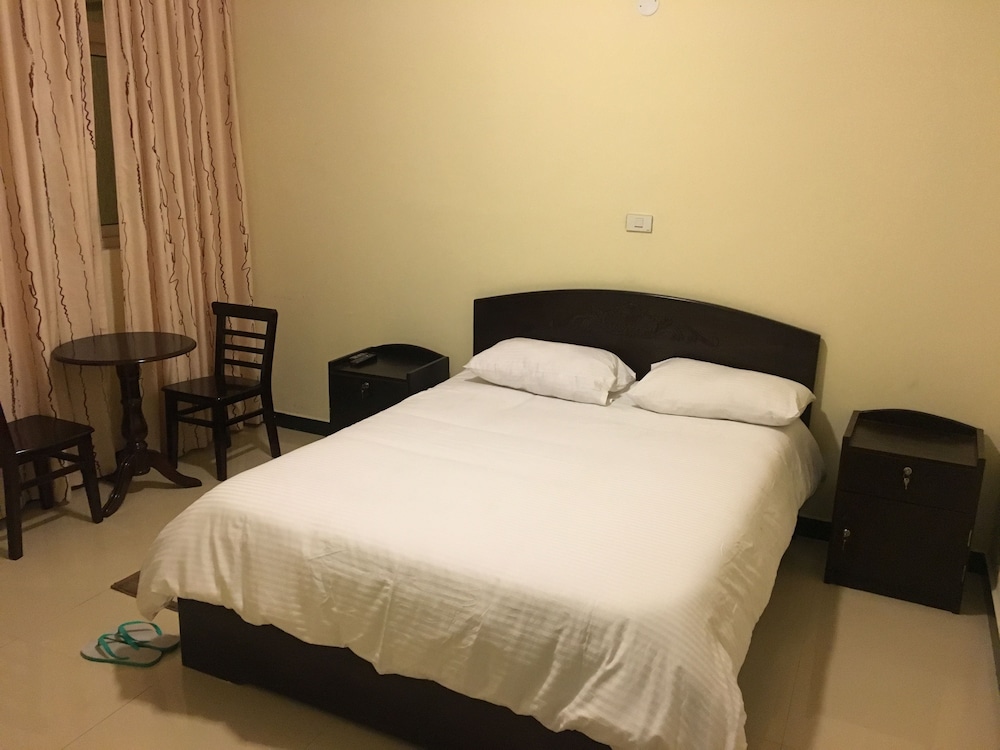 ECONOMY, DOUBLE BED, SMOKING